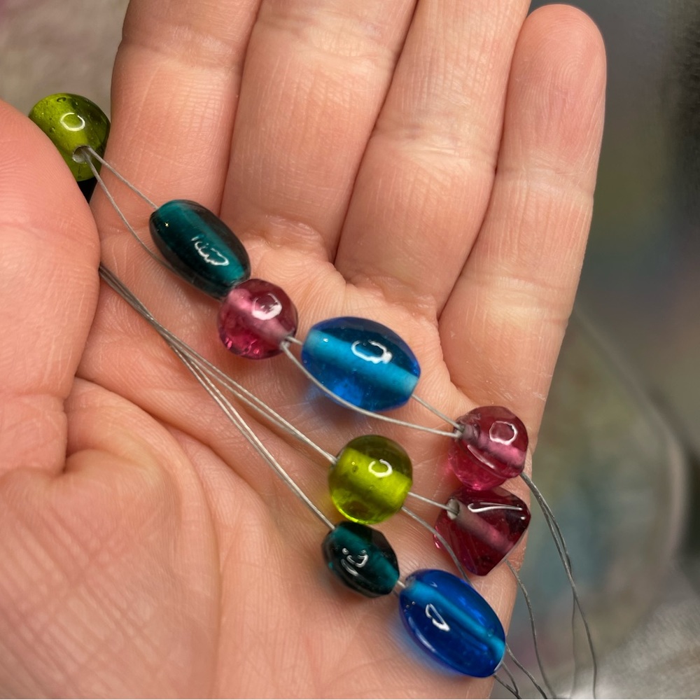 ➷ 5/$25 Colorful Glass Bead and Wire Necklace - Picture 4 of 4